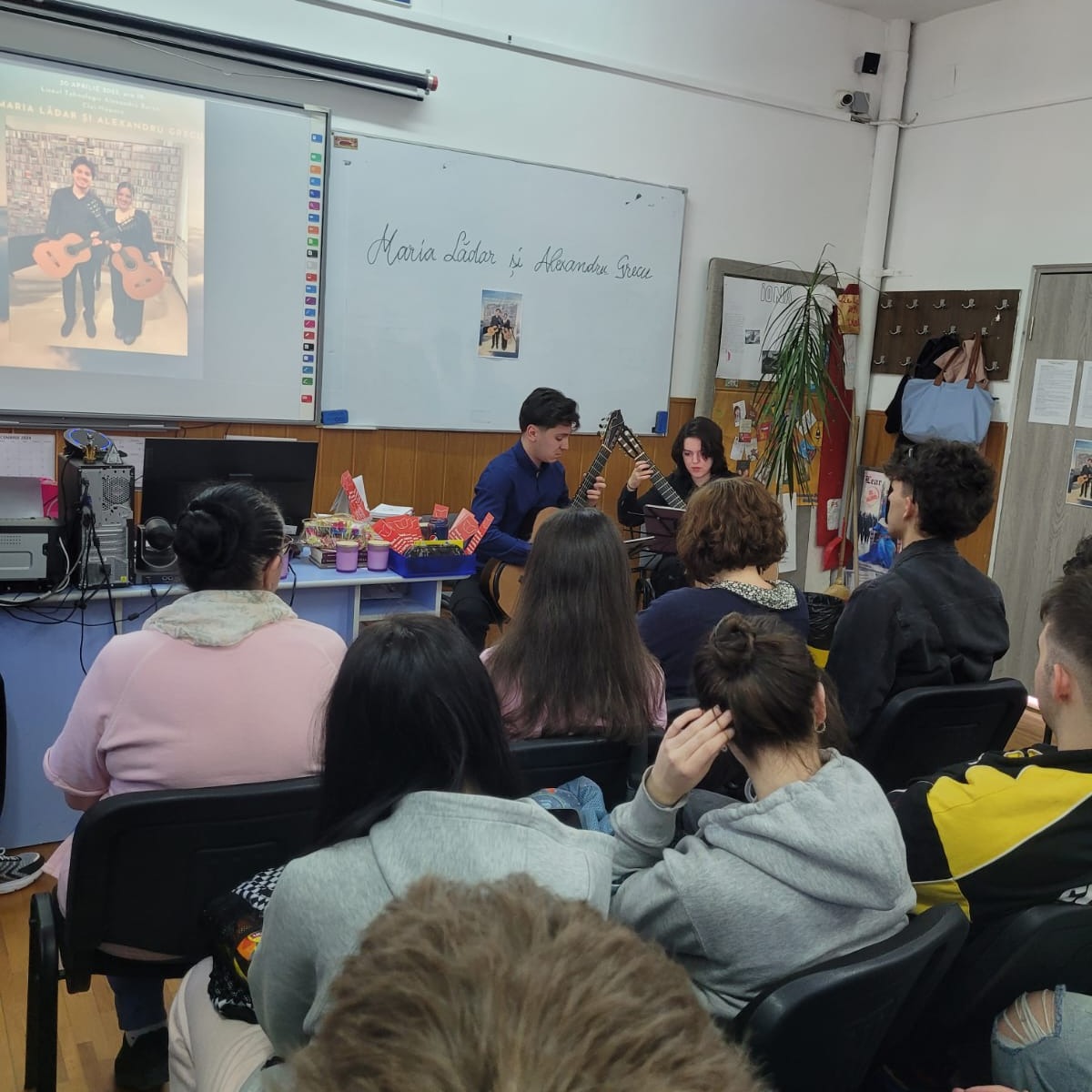 Recitalul de chitară clasică în sala Liceului Tehnologic Alexandru Borza