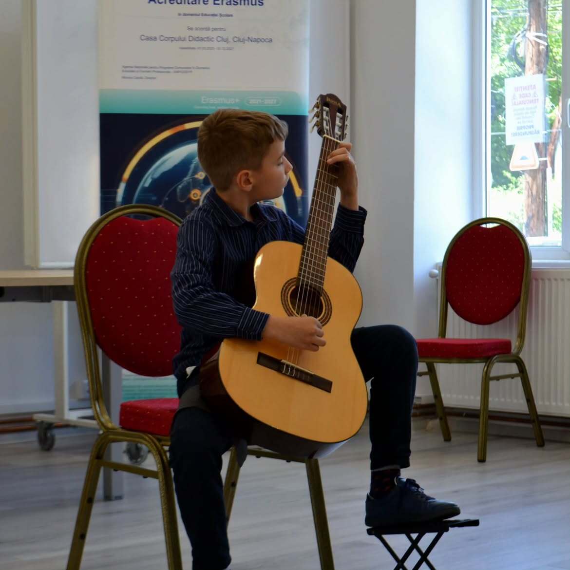 Elev interpretând la chitară clasică, la Casa Corpului Didactic Cluj