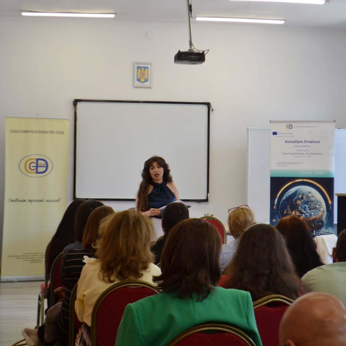 O vorbitoare în fața publicului, în cadrul întâlnirii despre educația artistică